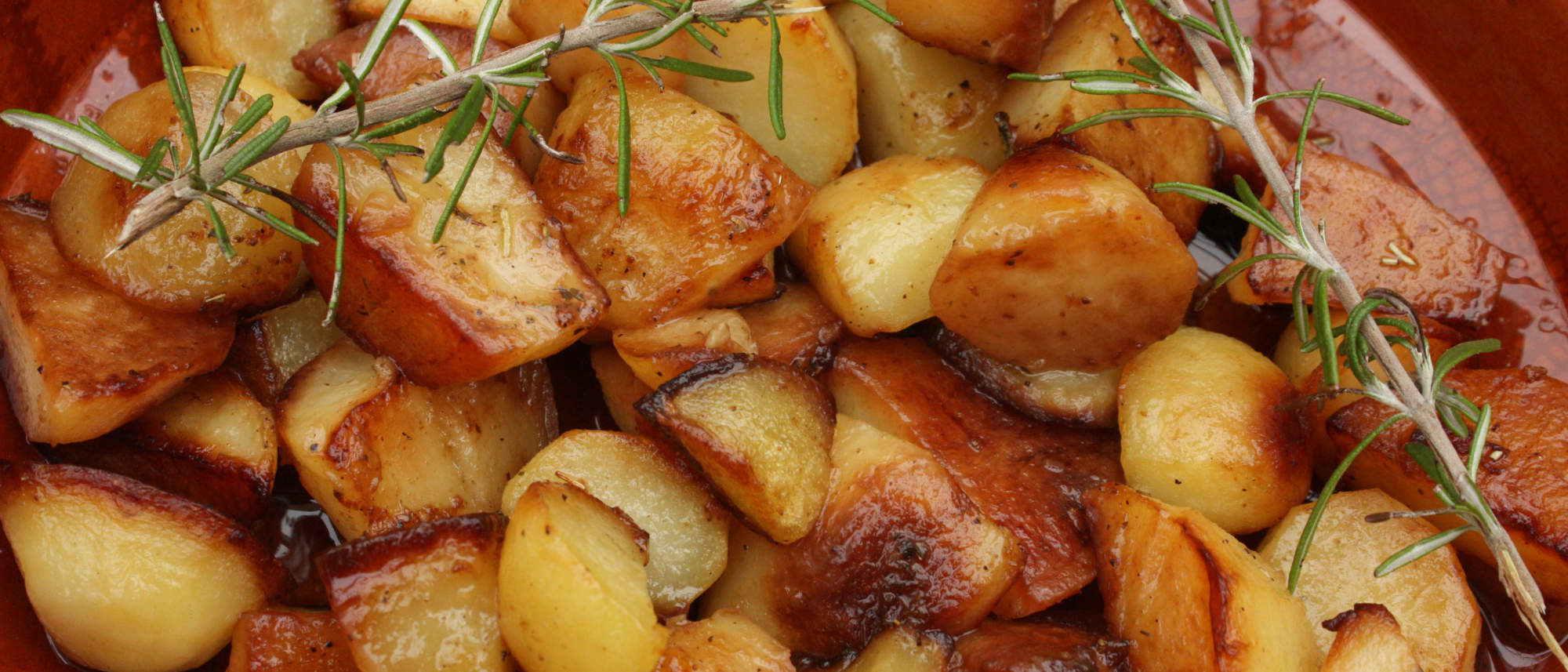 Gebratene Kartoffelscheiben leicht goldbraun angebraten und knusprig serviert.