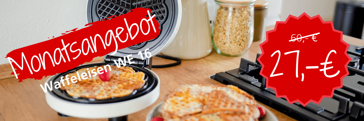 Monatsangebot: Waffeleisen WE 16 für 27,- € statt 60,- €. Waffeln auf einem Teller, im Hintergrund weitere Küchengeräte.