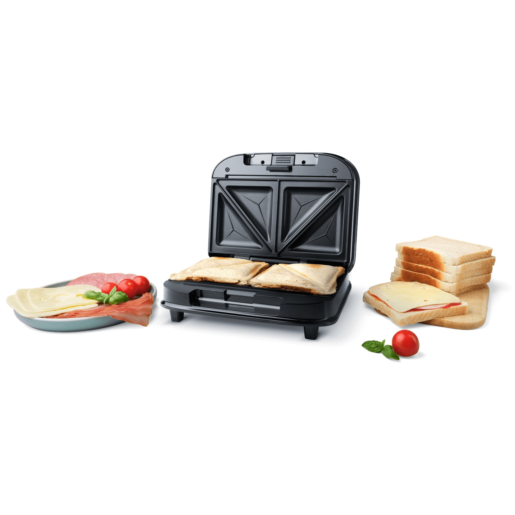 Sandwichmaker von Steba mit zwei Fächern, gefüllt mit Toastbrot. Neben dem Gerät Zutaten wie Schinken, Käse und Tomaten.