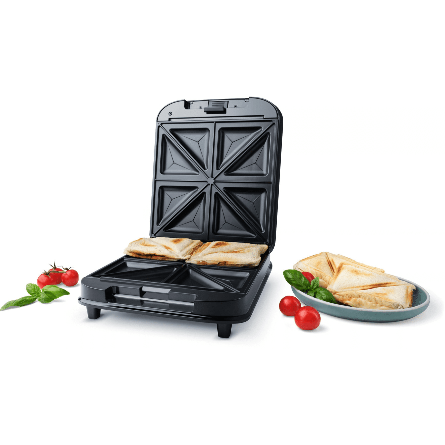 Sandwichmaker von Steba mit vier Einschüben, geöffnet, zwei gegrillte Sandwiches und frische Tomaten sowie Basilikum daneben.
